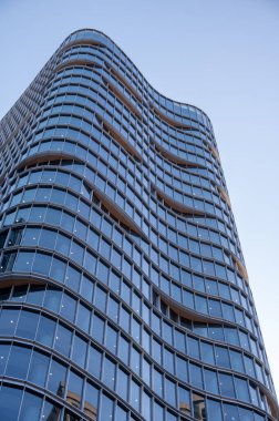 Vancouver, British Columbia - 26 Mayıs 2023: Vancouver, Kanada 'da yeni inşa edilen modern ofis kulesi.