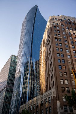 Vancouver, British Columbia - 26 Mayıs 2023 Tarihi Deniz Binası ve arkasındaki MNP Kulesi.