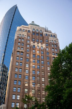 Vancouver, British Columbia - 26 Mayıs 2023 Tarihi Deniz Binası ve arkasındaki MNP Kulesi.