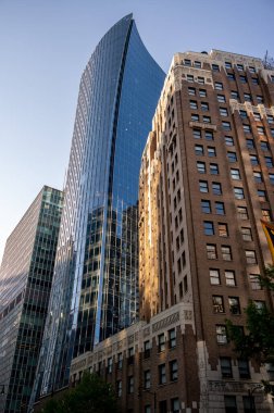 Vancouver, British Columbia - 26 Mayıs 2023 Tarihi Deniz Binası ve arkasındaki MNP Kulesi.