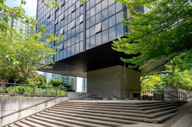 Vancouver, British Columbia - 27 Mayıs 2023: Vancouver şehir merkezindeki Qube binasının manzarası.