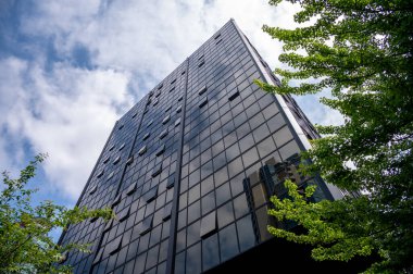 Vancouver, British Columbia - 27 Mayıs 2023: Vancouver şehir merkezindeki Qube binasının manzarası.