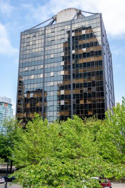Vancouver, British Columbia - 27 Mayıs 2023: Vancouver şehir merkezindeki Qube binasının manzarası.