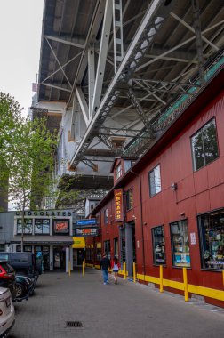 Vancouver, British Columbia - 27 Mayıs 2023: Vancouver 'ın dönüm noktası manzarası - Granville Adası Halk Pazarı, restoranlar ve dükkanlar.