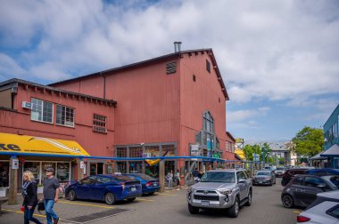 Vancouver, British Columbia - 27 Mayıs 2023: Vancouver 'ın dönüm noktası manzarası - Granville Adası Halk Pazarı, restoranlar ve dükkanlar.