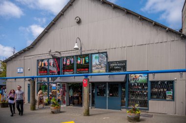 Vancouver, British Columbia - 27 Mayıs 2023: Vancouver 'ın dönüm noktası manzarası - Granville Adası Halk Pazarı, restoranlar ve dükkanlar.