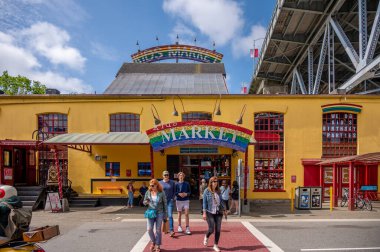 Vancouver, British Columbia - 27 Mayıs 2023: Vancouver 'ın dönüm noktası manzarası - Granville Adası Halk Pazarı, restoranlar ve dükkanlar.