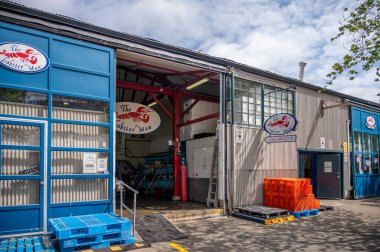 Vancouver, British Columbia - 27 Mayıs 2023: Vancouver 'ın dönüm noktası manzarası - Granville Adası Halk Pazarı, restoranlar ve dükkanlar.