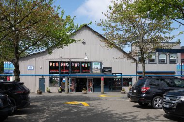 Vancouver, British Columbia - 27 Mayıs 2023: Vancouver 'ın dönüm noktası manzarası - Granville Adası Halk Pazarı, restoranlar ve dükkanlar.