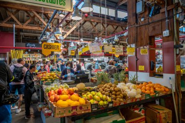 Vancouver, British Columbia - 27 Mayıs 2023: Vancouver 'ın dönüm noktası manzarası - Granville Adası Halk Pazarı, restoranlar ve dükkanlar.