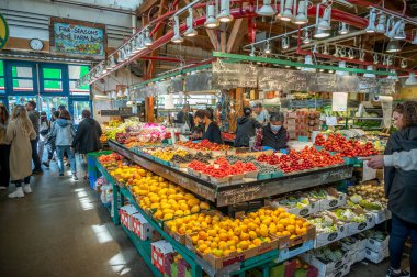Vancouver, British Columbia - 27 Mayıs 2023: Vancouver 'ın dönüm noktası manzarası - Granville Adası Halk Pazarı, restoranlar ve dükkanlar.