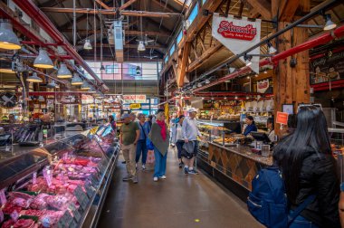 Vancouver, British Columbia - 27 Mayıs 2023: Vancouver 'ın dönüm noktası manzarası - Granville Adası Halk Pazarı, restoranlar ve dükkanlar.
