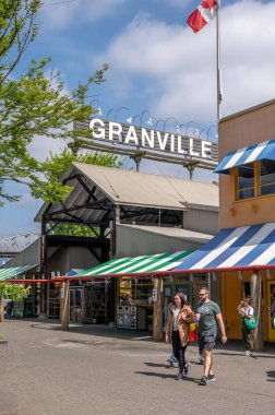 Vancouver, British Columbia - 27 Mayıs 2023: Vancouver 'ın dönüm noktası manzarası - Granville Adası Halk Pazarı, restoranlar ve dükkanlar.