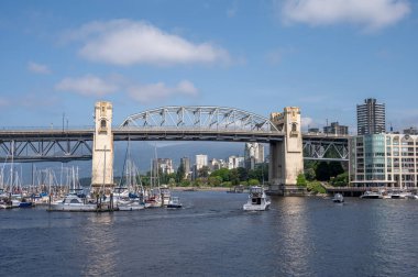 Vancouver, British Columbia - 27 Mayıs 2023: Granville Adası 'ndan Vancouver' ın False Creek manzarası.