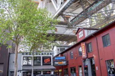 Vancouver, British Columbia - 27 Mayıs 2023: Vancouver 'ın dönüm noktası manzarası - Granville Adası Halk Pazarı, restoranlar ve dükkanlar.