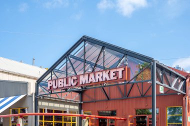 Vancouver, British Columbia - 27 Mayıs 2023: Vancouver 'ın dönüm noktası manzarası - Granville Adası Halk Pazarı, restoranlar ve dükkanlar.
