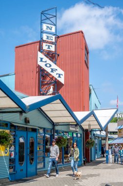 Vancouver, British Columbia - 27 Mayıs 2023: Vancouver 'ın dönüm noktası manzarası - Granville Adası Halk Pazarı, restoranlar ve dükkanlar.