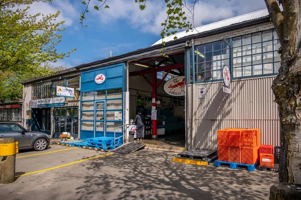 Vancouver, British Columbia - 27 Mayıs 2023: Vancouver 'ın dönüm noktası manzarası - Granville Adası Halk Pazarı, restoranlar ve dükkanlar.
