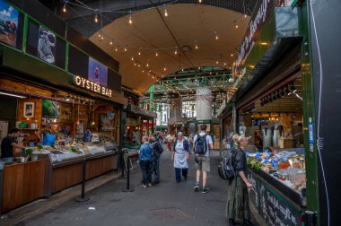 Londra, İngiltere - 18 Temmuz 2023: Londra 'nın ünlü Borough Market' i.