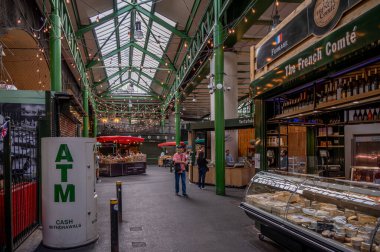 Londra, İngiltere - 18 Temmuz 2023: Londra 'nın ünlü Borough Market' i.