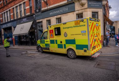 Londra, İngiltere - 18 Temmuz 2023: Ambulans Londra 'nın ünlü Borough Market' inin önünde.