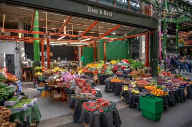 Londra, İngiltere - 18 Temmuz 2023: Londra 'nın ünlü Borough Market' i.