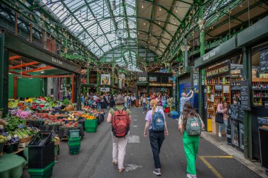 Londra, İngiltere - 18 Temmuz 2023: Londra 'nın ünlü Borough Market' i.