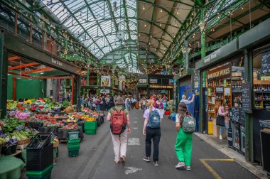 Londra, İngiltere - 18 Temmuz 2023: Londra 'nın ünlü Borough Market' i.