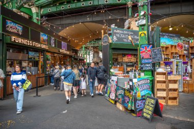 Londra, İngiltere - 18 Temmuz 2023: Londra 'nın ünlü Borough Market' i.