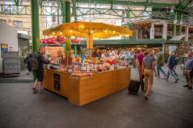 Londra, İngiltere - 18 Temmuz 2023: Londra 'nın ünlü Borough Market' i.