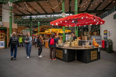 Londra, İngiltere - 18 Temmuz 2023: Londra 'nın ünlü Borough Market' i.