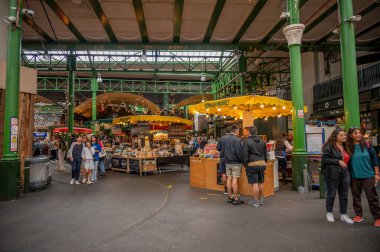 Londra, İngiltere - 18 Temmuz 2023: Londra 'nın ünlü Borough Market' i.