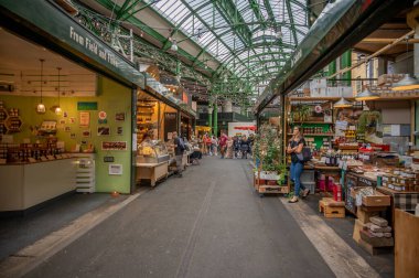 Londra, İngiltere - 18 Temmuz 2023: Londra 'nın ünlü Borough Market' i.