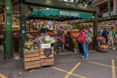 Londra, İngiltere - 18 Temmuz 2023: Londra 'nın ünlü Borough Market' i.