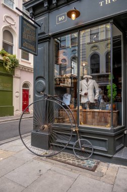 Londra, İngiltere - 18 Temmuz 2023: Müze Caddesi 'ndeki Thomas Farthing binasının önünde antika bisiklet