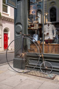 Londra, İngiltere - 18 Temmuz 2023: Müze Caddesi 'ndeki Thomas Farthing binasının önünde antika bisiklet