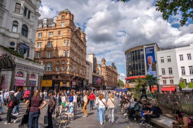 Londra, İngiltere - 18 Temmuz 2023: Ünlü Leicester Meydanı, Londra.