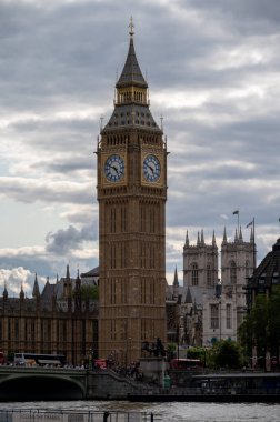 Londra, İngiltere - 18 Temmuz 2023: Londra 'daki tarihi Big Ben saat kulesinin görüntüsü.