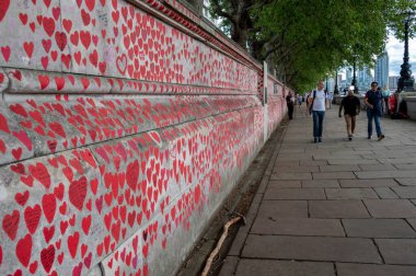 Londra, İngiltere - 18 Temmuz 2023: Londra parlamentosunun karşısındaki Covid anısına bakış.