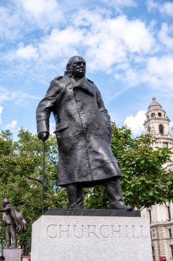 Londra, İngiltere - 19 Temmuz 2023: Londra 'daki tarihi Churchill heykeli.