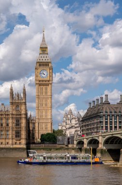 Londra, İngiltere - 19 Temmuz 2023: Parlamento Binaları ve Westminister Köprüsü.