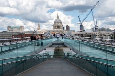 Londra, İngiltere - 19 Temmuz 2023: Londra Thames Nehri üzerindeki Milenyum Köprüsü.