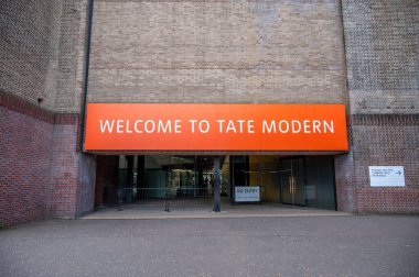 Londra, İngiltere - 19 Temmuz 2023: Londra Thames Nehri boyunca Tate Modern Sanat Galerisi.