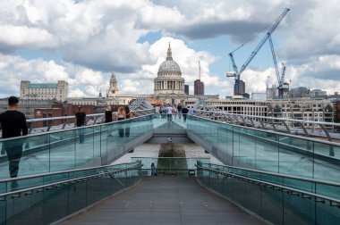 Londra, İngiltere - 19 Temmuz 2023: Londra Thames Nehri üzerindeki Milenyum Köprüsü.