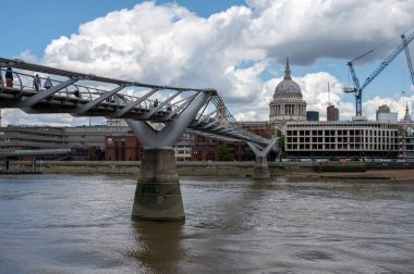 Londra, İngiltere - 19 Temmuz 2023: Londra Thames Nehri üzerindeki Milenyum Köprüsü.