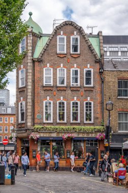 Londra, İngiltere - 19 Temmuz 2023: Londra 'nın işlek Soho bölgesinin görüntüsü.
