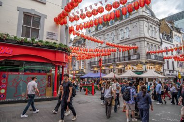 Londra, İngiltere - 19 Temmuz 2023: Londra, İngiltere 'de yoğun Çin Mahallesi.