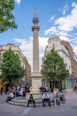 Londra, İngiltere - 19 Temmuz 2023: Londra, İngiltere 'de Meşgul Seven Dials.