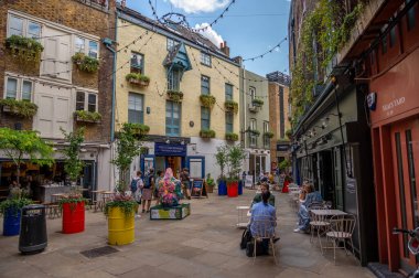 Londra, İngiltere - 19 Temmuz 2023: Covent Garden, İngiltere 'de Popüler Neals Yard bölgesi.