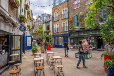 Londra, İngiltere - 19 Temmuz 2023: Covent Garden, İngiltere 'de Popüler Neals Yard bölgesi.